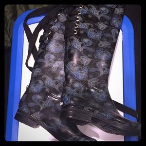Blue paisley tie back rain boots